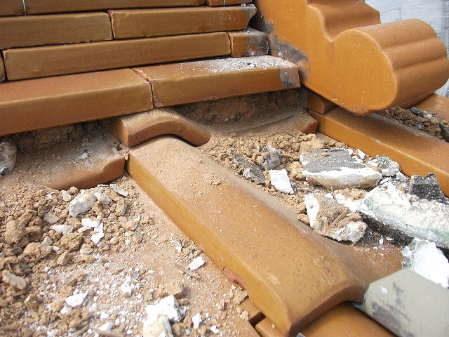 棟の下の漆喰を撤去